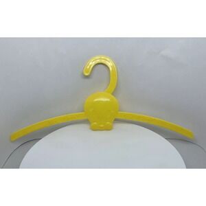 Tweety Bird Hanger Six Flags Magic Mountain Souvenir Warner Brothers 1998Plastic